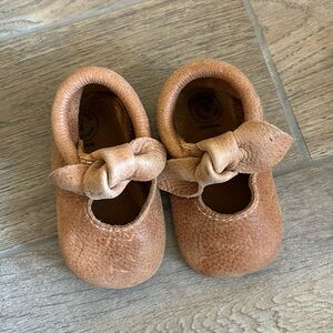 FRESHLY PICKED Zion Knotted Bow Moccasins, size 4